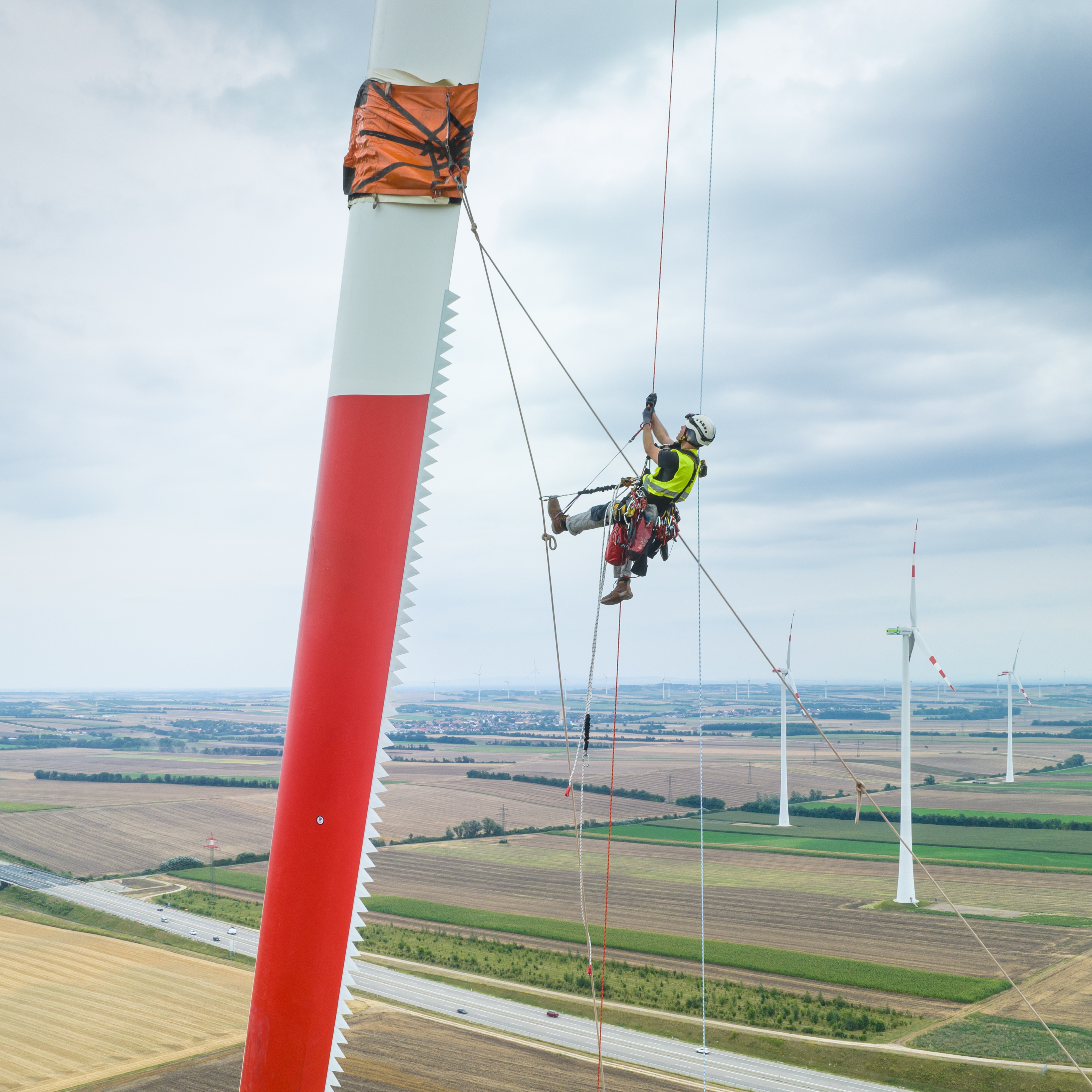 Industriekletterer am Windradflügel